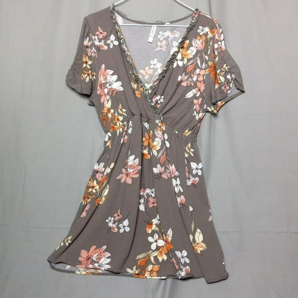 Xhiliration Spring Ruffle Gray Floral V Neck Short‎ Sleeve SZ L Women's Dress